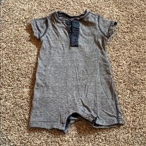 Baby gap romper snap closure 6-12